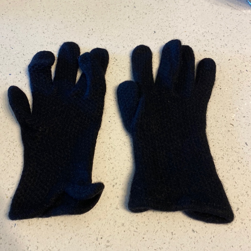 Never worn, 100% Cashmere black Portolano winter gloves